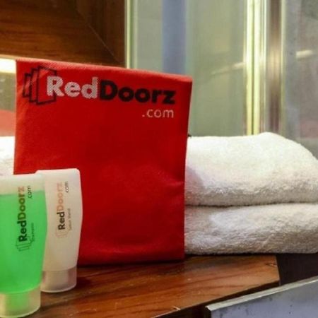 Reddoorz Plus @ Jalan Pemuda Jakarta Buitenkant foto