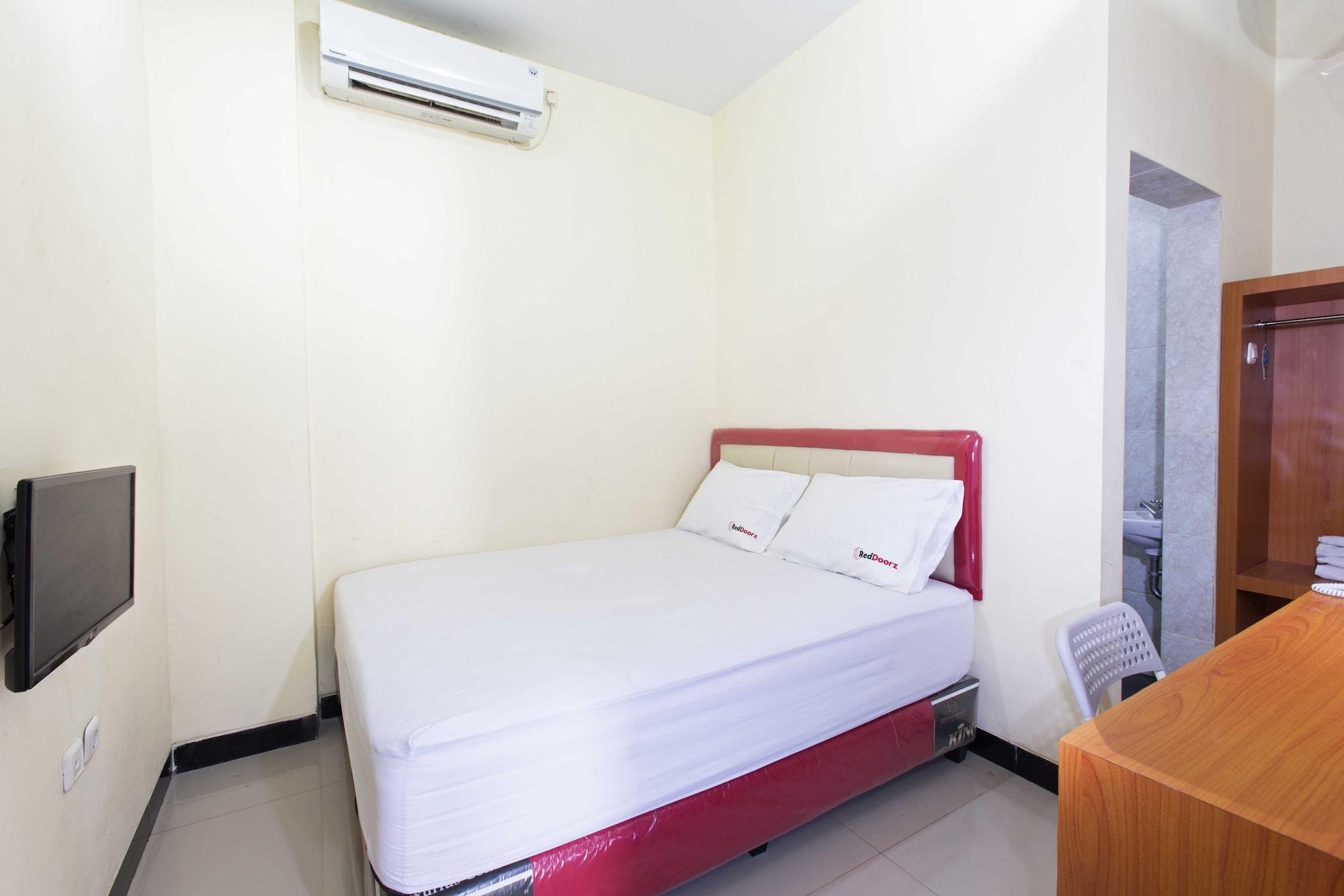 Reddoorz Plus @ Jalan Pemuda Jakarta Buitenkant foto