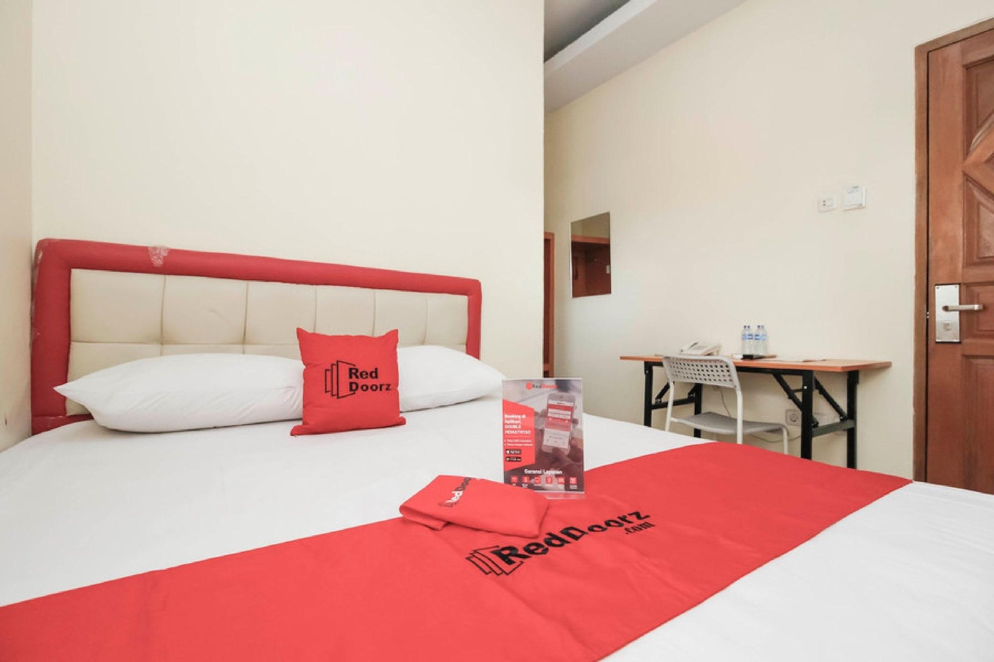 Reddoorz Plus @ Jalan Pemuda Jakarta Buitenkant foto