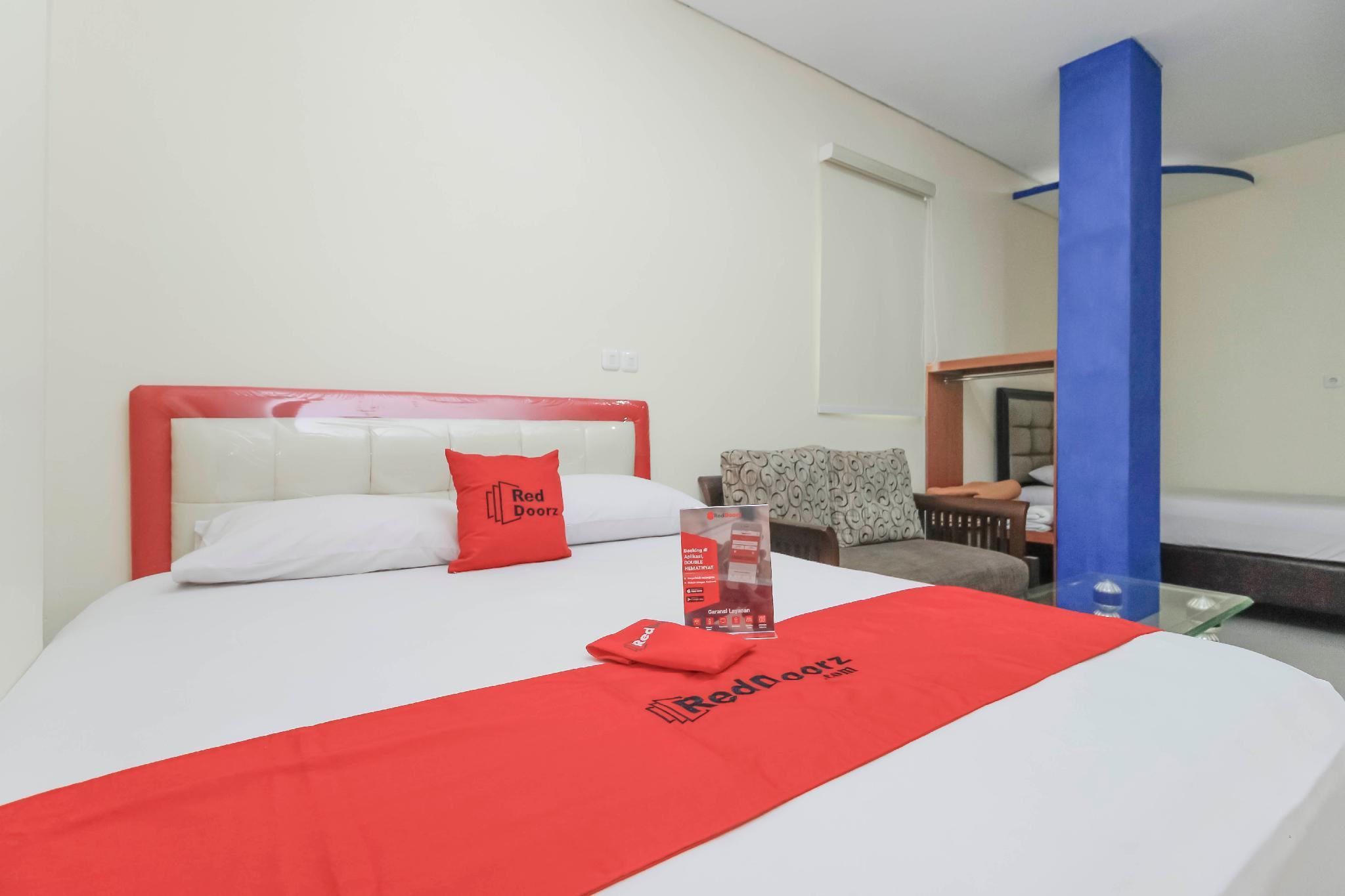 Reddoorz Plus @ Jalan Pemuda Jakarta Buitenkant foto