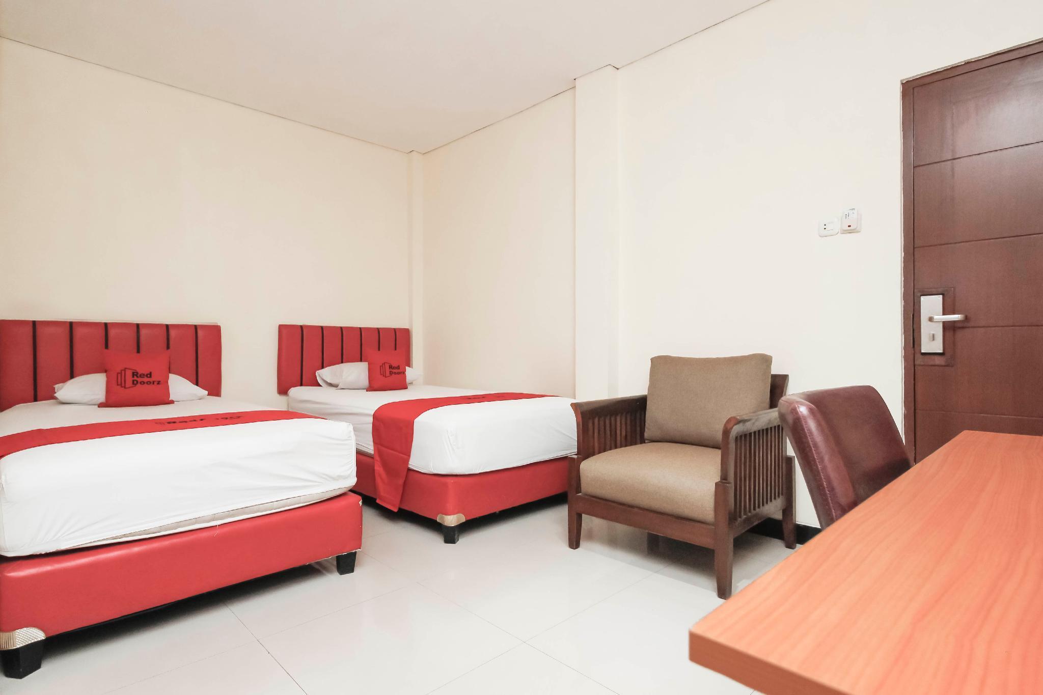 Reddoorz Plus @ Jalan Pemuda Jakarta Buitenkant foto