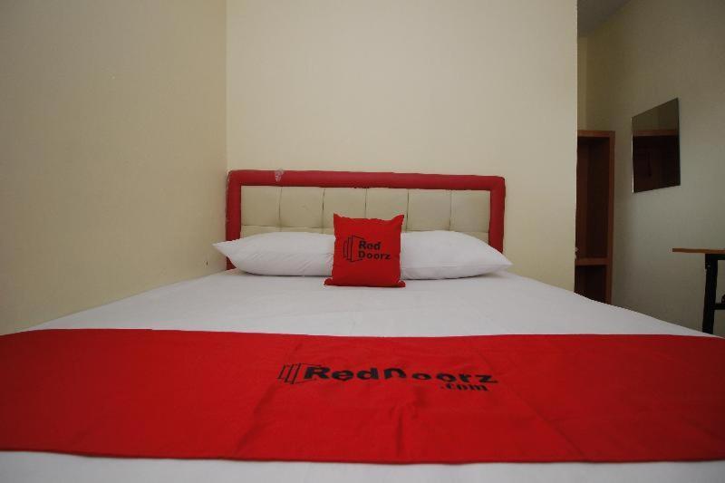 Reddoorz Plus @ Jalan Pemuda Jakarta Kamer foto