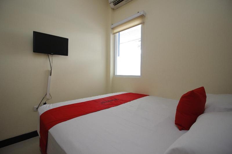 Reddoorz Plus @ Jalan Pemuda Jakarta Kamer foto