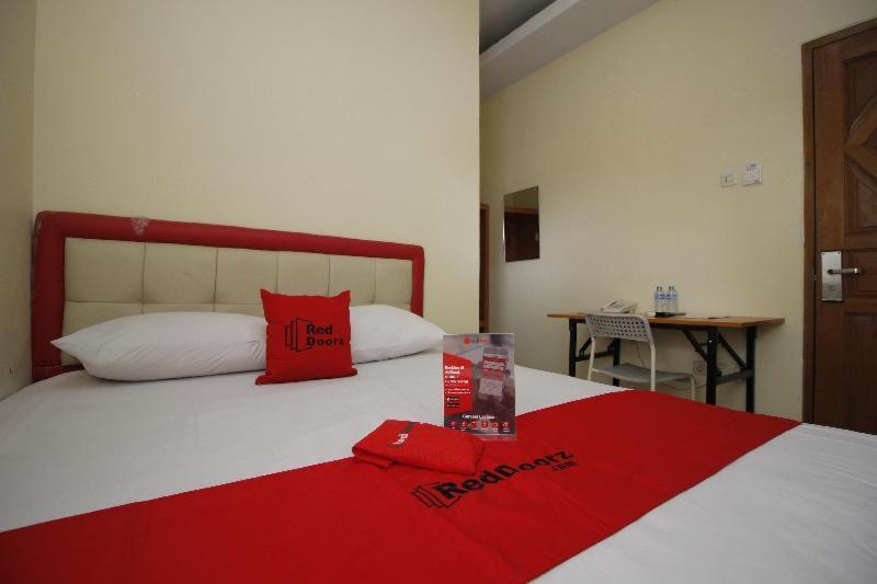 Reddoorz Plus @ Jalan Pemuda Jakarta Kamer foto