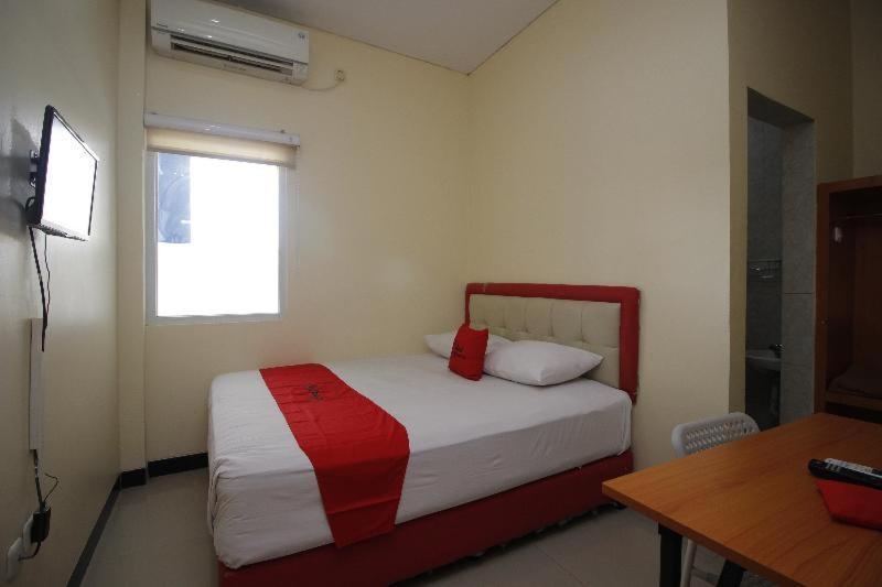 Reddoorz Plus @ Jalan Pemuda Jakarta Kamer foto