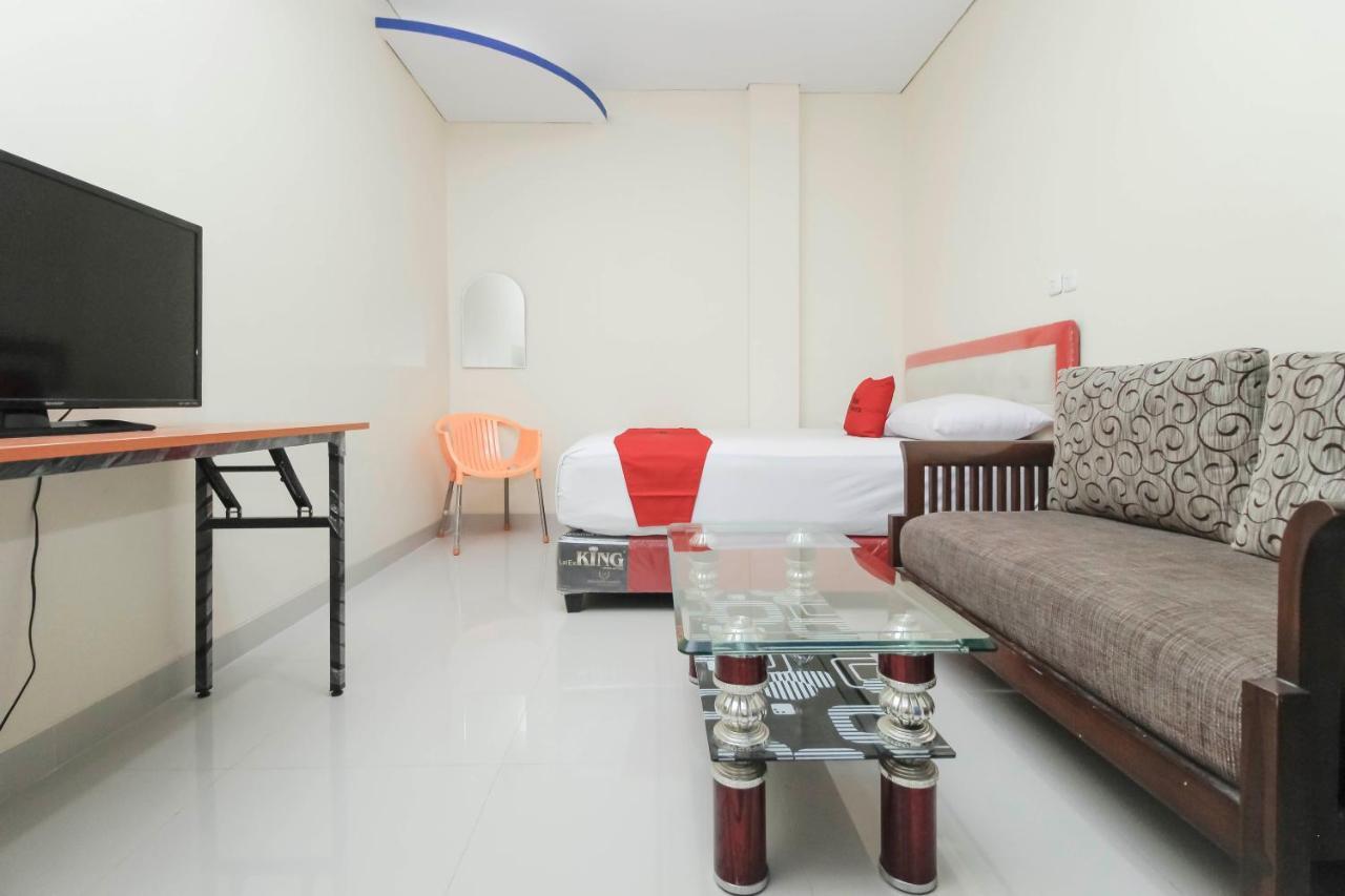 Reddoorz Plus @ Jalan Pemuda Jakarta Buitenkant foto