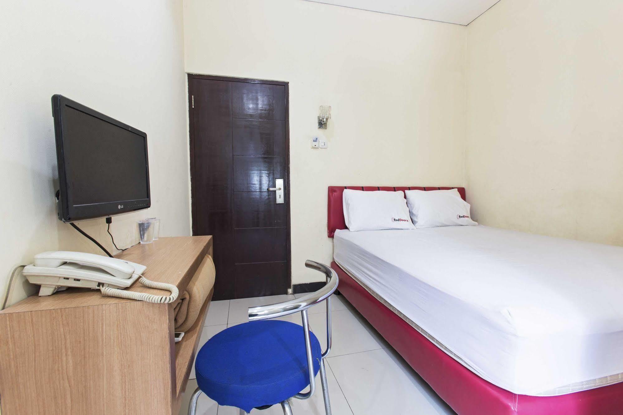 Reddoorz Plus @ Jalan Pemuda Jakarta Buitenkant foto