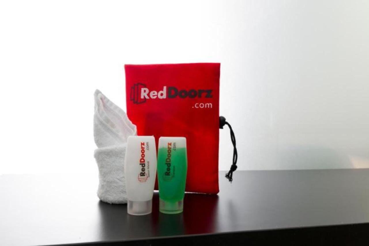 Reddoorz Plus @ Jalan Pemuda Jakarta Buitenkant foto